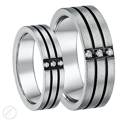 His & Hers 5 & 7 mm Titan drei Diamanten schwarz gerillt Ehering Set