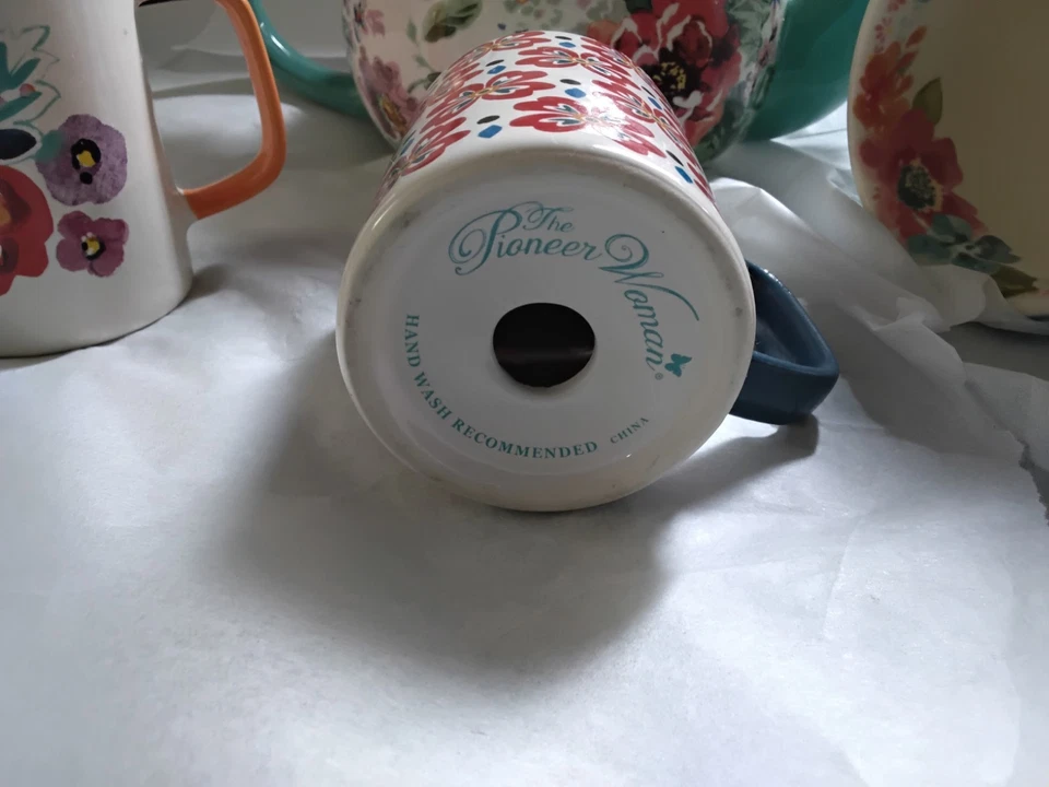 The Pioneer Women Country Garden Floral Teapot, Coffee Cup, Salt/ Peppe Shaker - Imagem 4 de 4