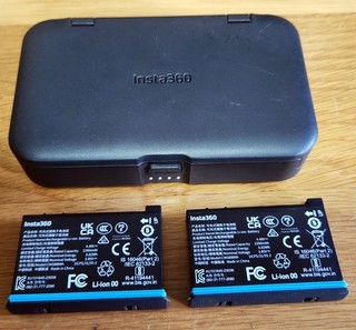 Insta360 Charging case with 2 insta360 X4 batteries