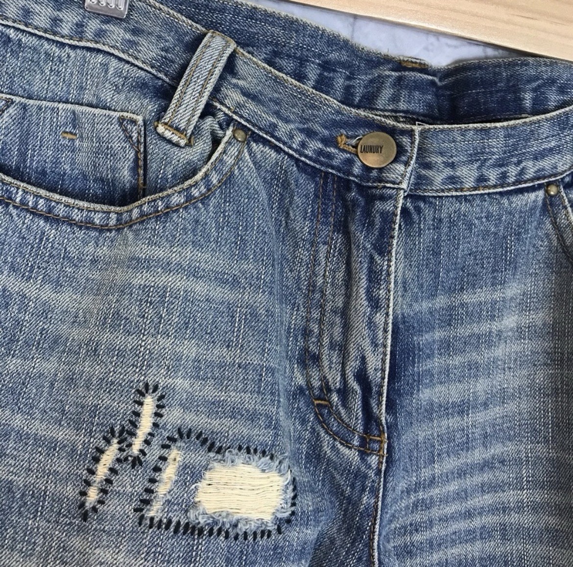 LAUNDRY BY SHELLI SEGAL PATCHWORK DISTRESSED JEANS - image 4