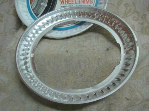 4 NOS FORD ESCORT GT Van Estate Mk1 Mk2 Aluminio ANILLOS DE MOLDURA DE RUEDA Accesorios Foto 2 de 3