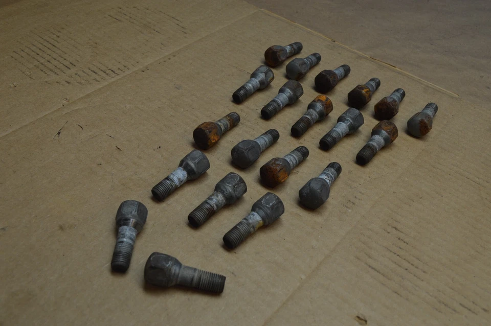 M138 Maserati GT 2004 cupé juego de 20 tuercas tuercas perno de rueda Foto 4 de 4