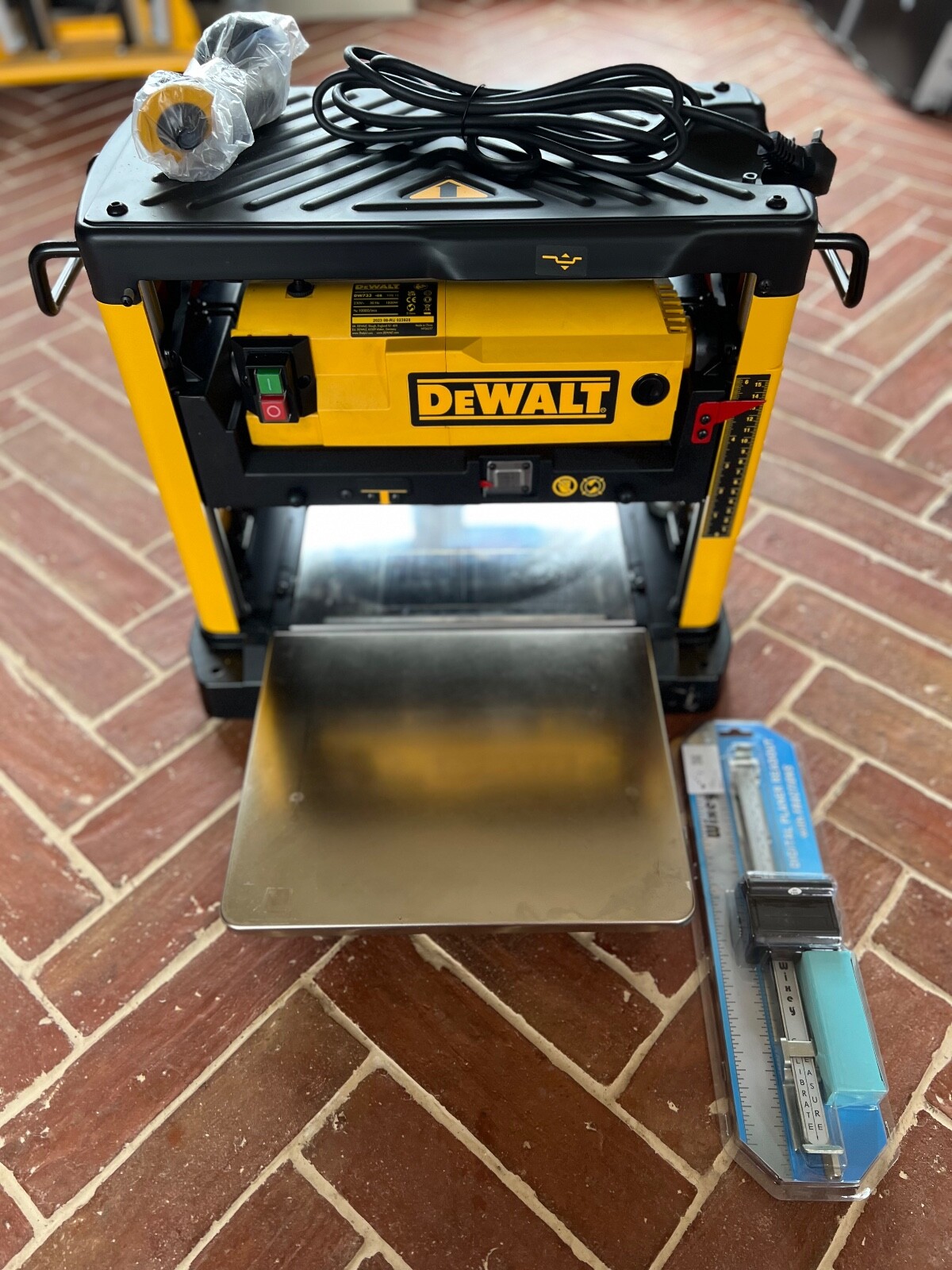 DEWALT Portable Thicknesser 1800W 317mm (DW733), Wixey Digital Planer