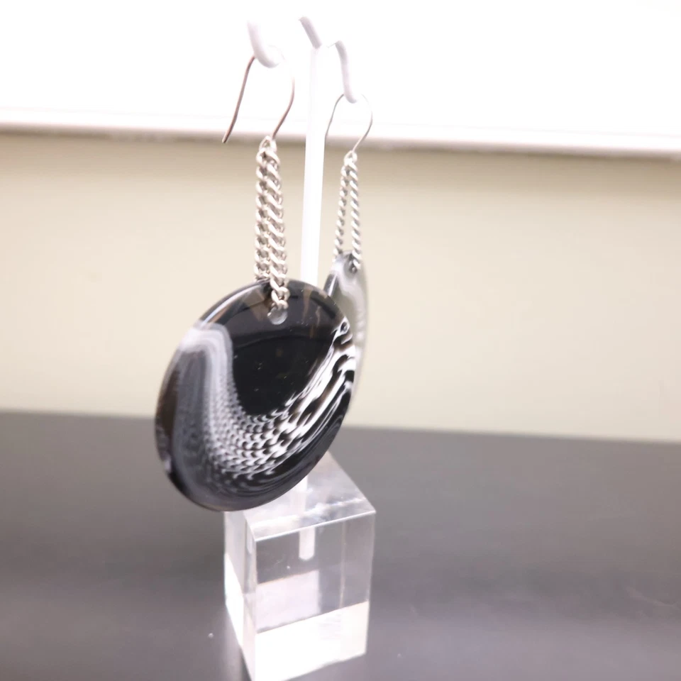 Тарина Тарантино серьги закрученные медальоны черный белый серебристый цепочки подвеской - Изображение 3 из 4