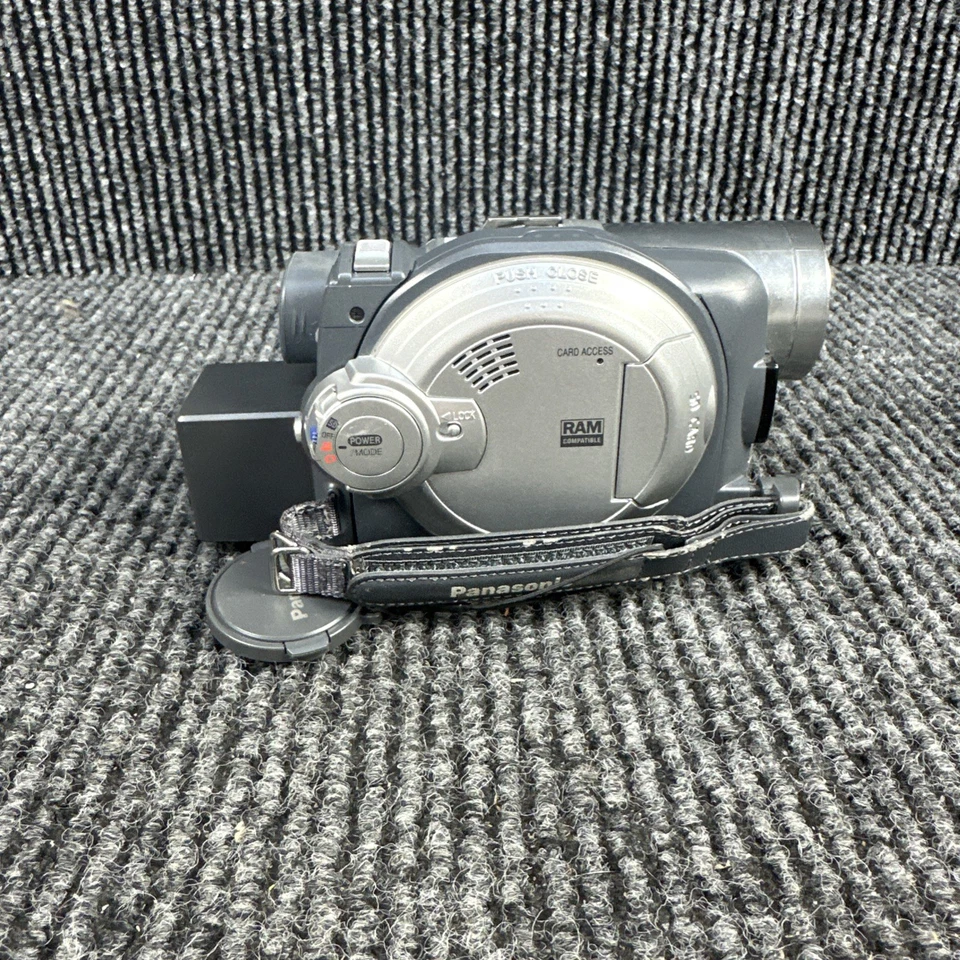 Panasonic VDR-M70 DVR DVD Video Camera Palmcorder Camcorder - Image 3 of 4