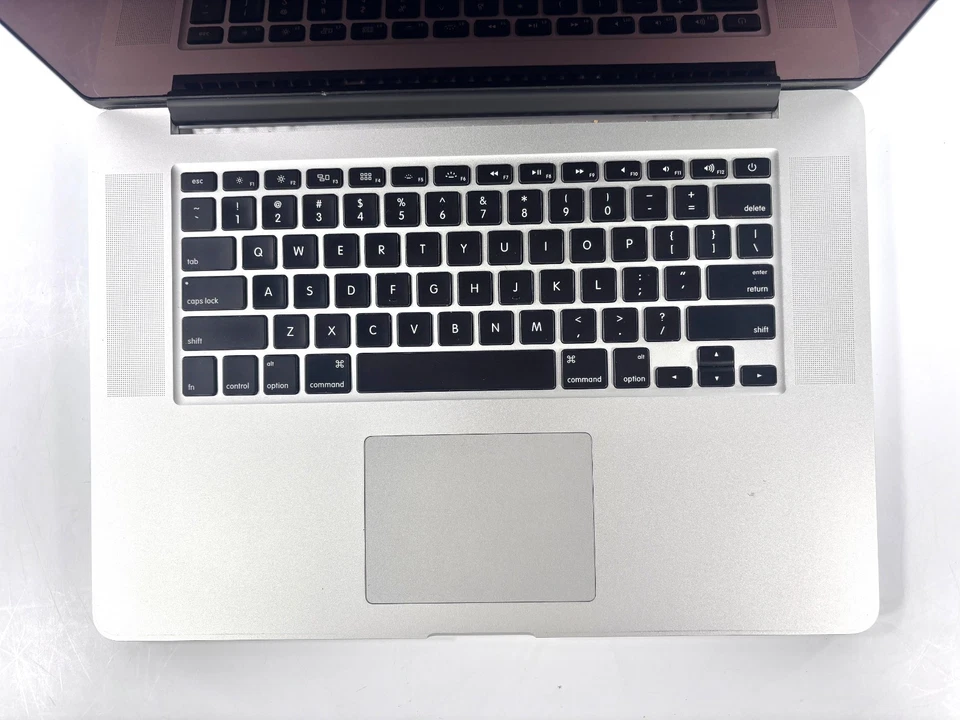 MacBook A1398 2013 - 15", 2,4 GHz i7, 8 GB de RAM, SSD de 256 GB Foto 3 de 4