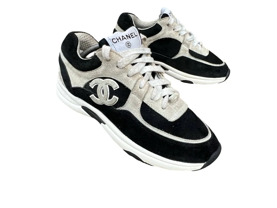 Auténticas Tenis Chanel Gamuza Piel de becerro Menor Logo CC Negro Beige EU 38 / US 7. Foto 2 de 4