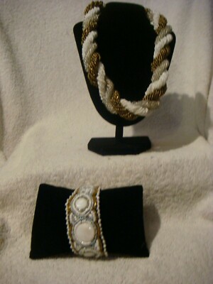Handgefertigte modische Halskette und Armband in Gold, klar und weiß