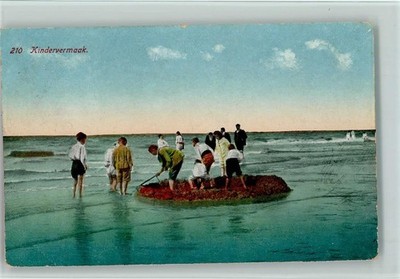 10547667 - Children building a castle by the water, good condition postcard swimwear 1923