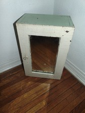 Antico armadietto porta medicinali bagno primitivo in legno con specchio ripiani metallo chippy