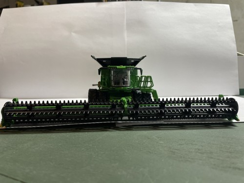 John Deere X9 1100 Combine With Folding Corn Head And Draper Prestige Collection - Picture 8 of 8