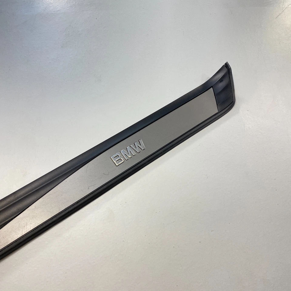 Черная передняя правая накладка на переднюю панель со стороны пассажира для BMW 528xi E60 2004-2010 годов выпуска от оригинального производителя - Изображение 3 из 4