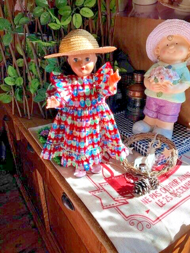 Robe Neuve Pour Poupée Emilie - Mode Et Travaux, Avec Chapeaux, Taille 40