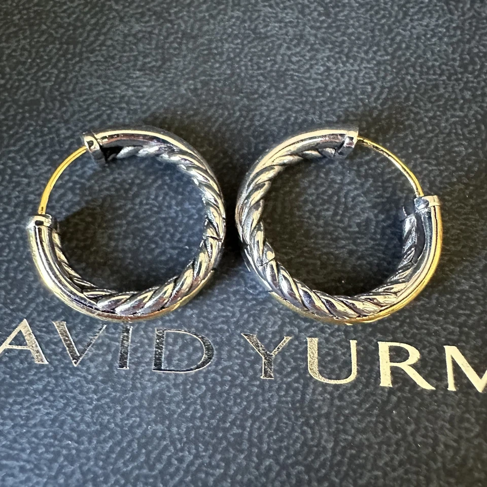 Brincos de argola cruzados de prata esterlina com ouro 18k David Yurman - Imagem 2 de 4