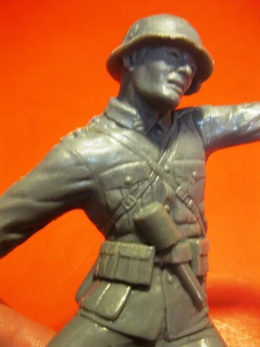 vintage 1963 MARX TOY PLASTIC GERMAN SOLDIER w/ GRENADE FIGURE *nice; FREE SHIP!