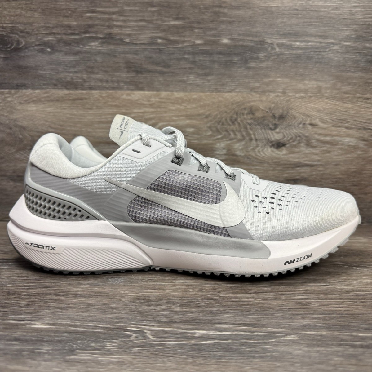 Nike Air Zoom Vomero 15 Womens Size Gray Silver White Running