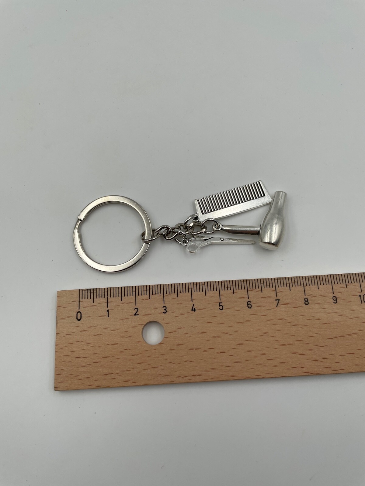 Föhn Kamm Schere Schlüsselanhänger Aus Metall – Stylisches Friseur-Geschenk Für Barbiere Und Stylisten (silber)