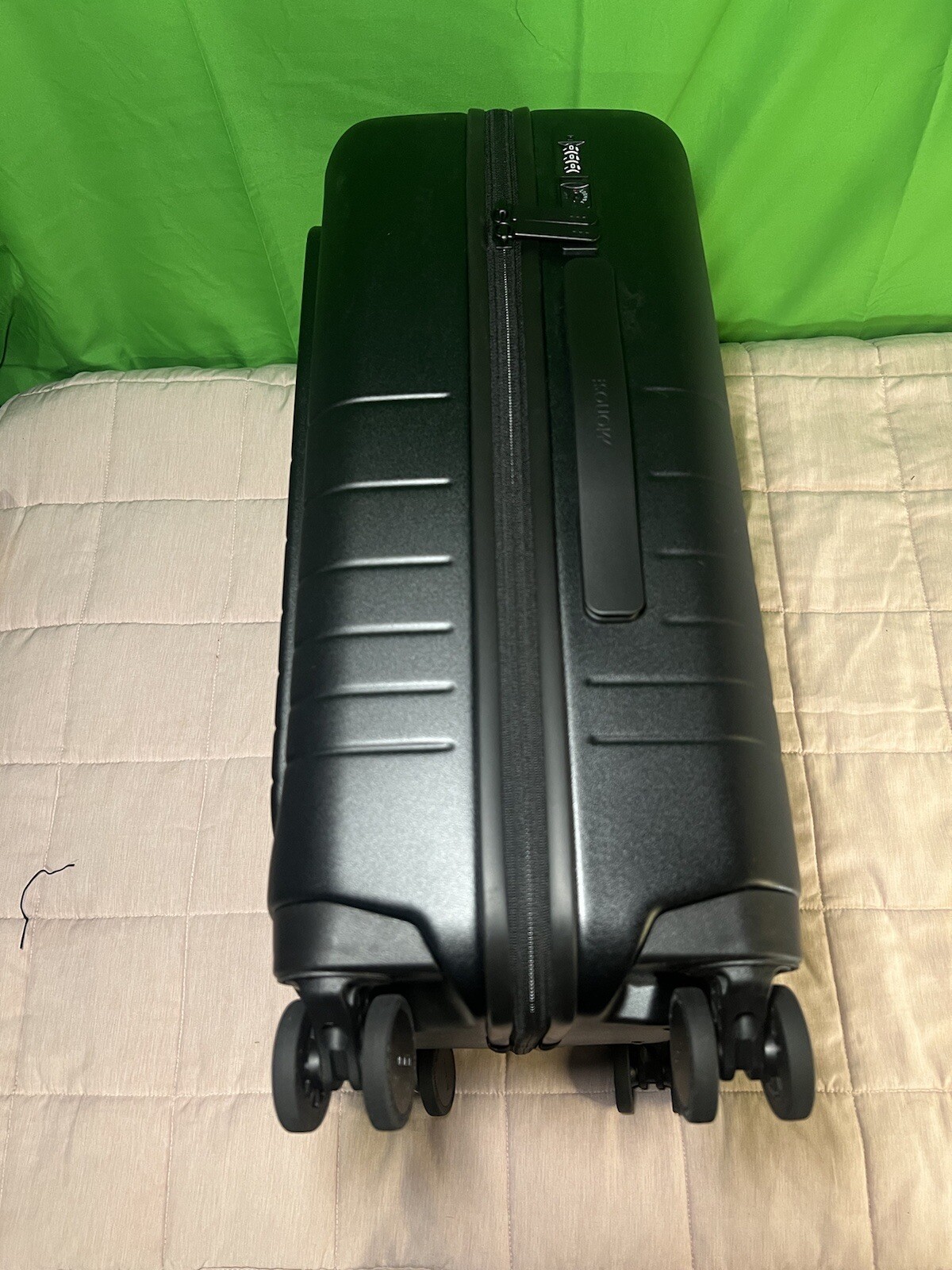 New Monos CarryOn Pro Luggage Suitcase Midnight Black Cuisine