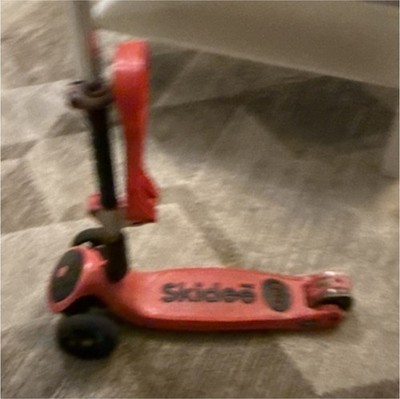 Skidee Red Black Adjustable Folding Three-Wheel Kick Scooter