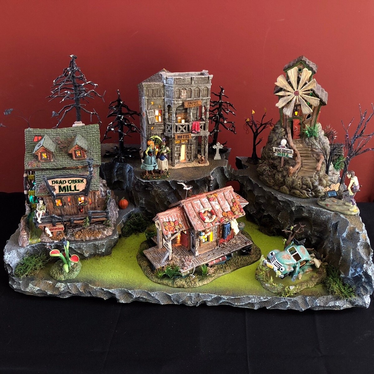 SWAMP CLIFF DISPLAY PLATFORM FOR DEPT 56 HALLOWEEN OR LEMAX