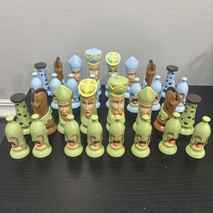 Vintage Ceramic Duncan Mold Hand Painted Medieval Chess 32 Piece Set game  
