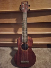 Beautiful G9100-L Gretsch Long Neck Ukulele w/  Bag