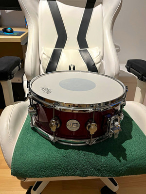 DW Design Series Snare Drum in Cherry Red/ Drumset