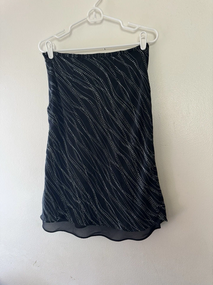 Falda midi Merona negra doble capa con detalles blancos Foto 3 de 4