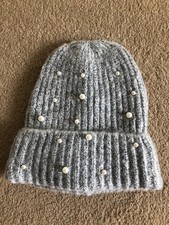 cappello donna grigio in maglia stile berretto, con finte perle