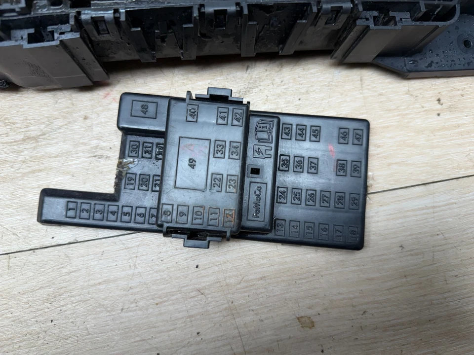 FORD F-250 F-350 11-16 OEM INTERIOR DEBAJO DEL TABLERO RELÉ CAJA DE FUSIBLES CONEXIÓN DE ALIMENTACIÓN Foto 2 de 4