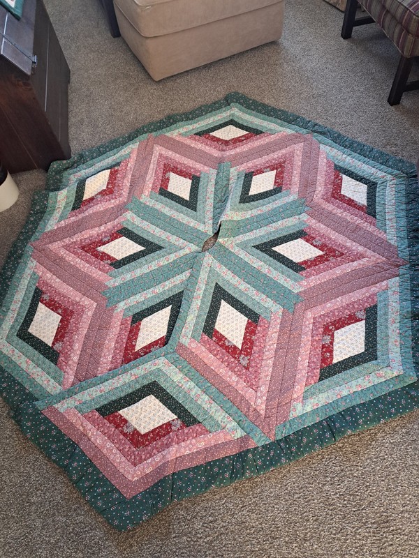 LARGE VINTAGE HANDMADE QUILTED CHRISTMAS TREE SKIRT