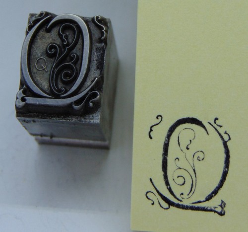 Blocco stampa tipografia vintage fantasia "Q" monogramma iniziale a discesa  - Foto 1 di 2