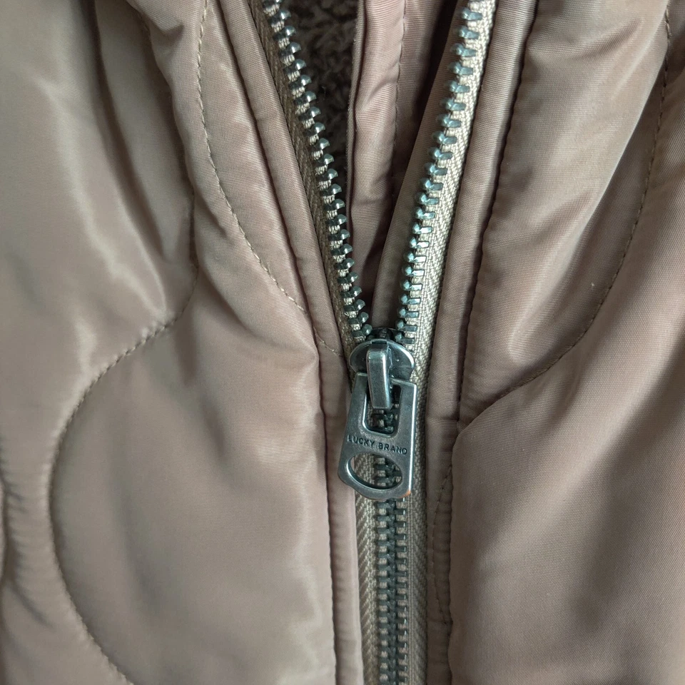 Abrigo acolchado Lucky Brand para mujer talla M chaqueta forrada de sherpa con capucha tostado/beige Foto 4 de 4