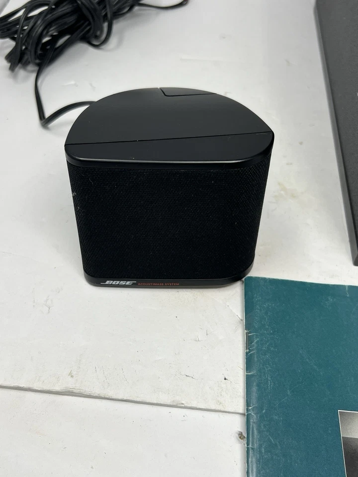 Subwoofer Bose Powered Acoustimass 3 Serie II - 2 manuales de altavoces con cable Foto 2 de 4