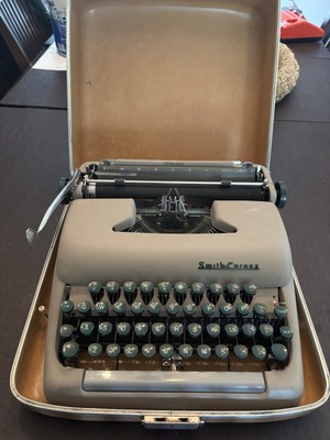 1953 Smith-Corona Silent Typewriter With Floating Shaft  And Holiday Case