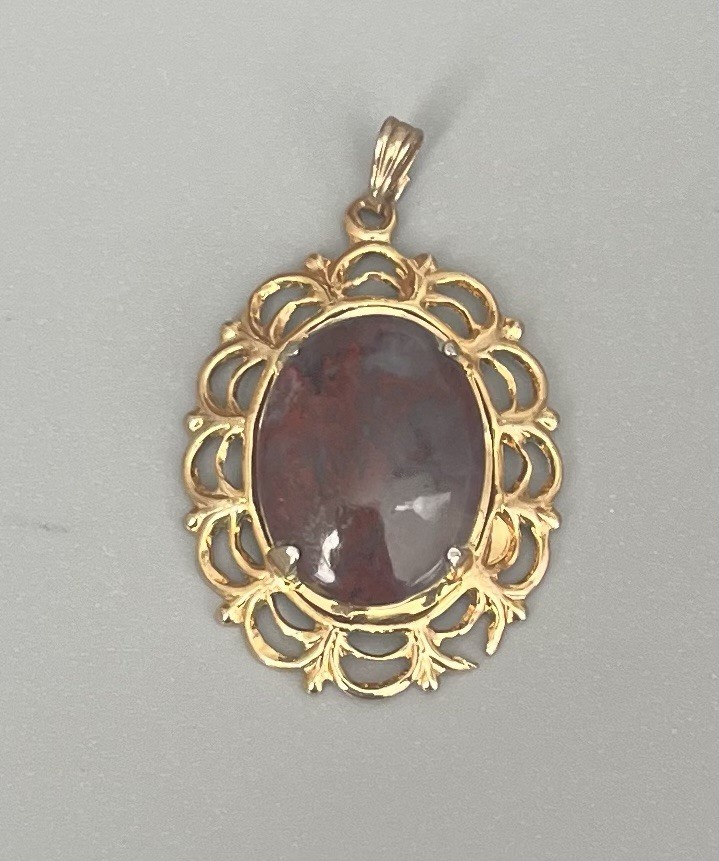 VTG Red Agate Pendant Oval Lacey Gold Tone Casing 1”