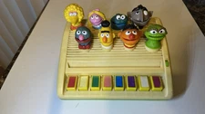 Vintage Sesame Street Singers Piano Pop Up Toy Lewco w/ 8 Figures Untested