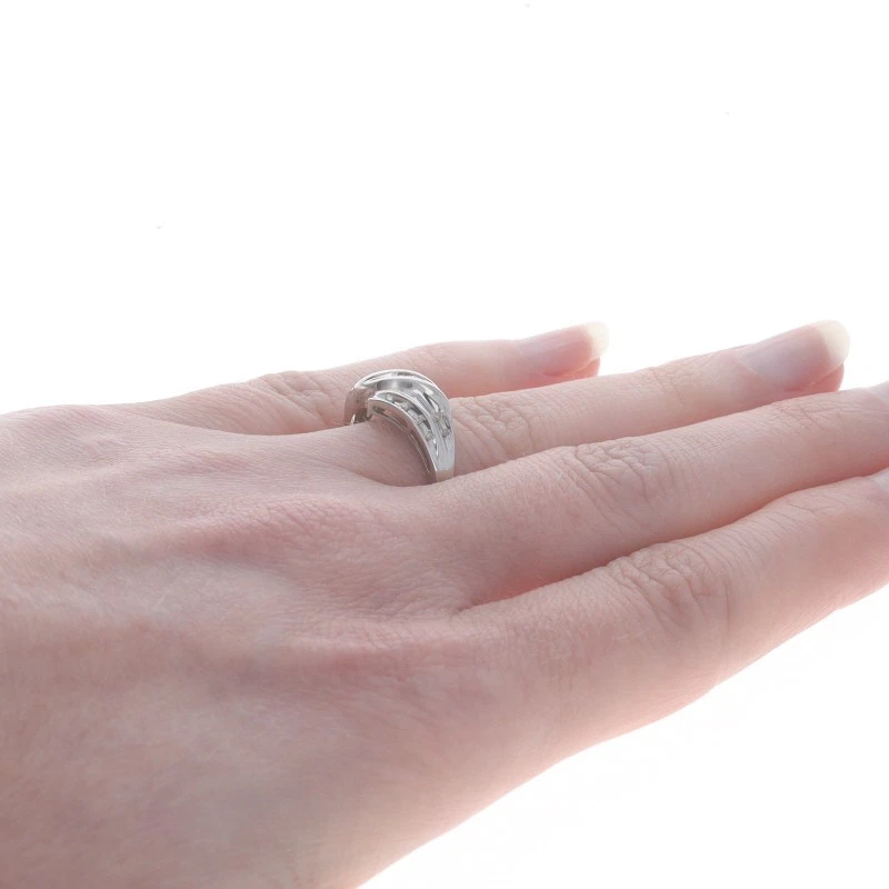 Anel de desvio aglomerado de diamante ouro branco - corte único 10k e baguete 0,10 ctw - Imagem 4 de 4