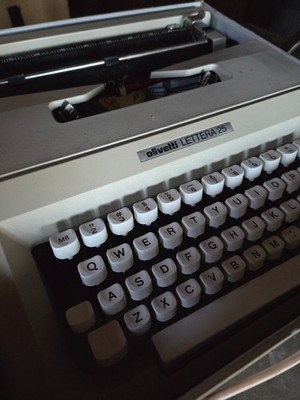 Olivetti Lettera 25 Manual Typewriter W/ Case | eBay