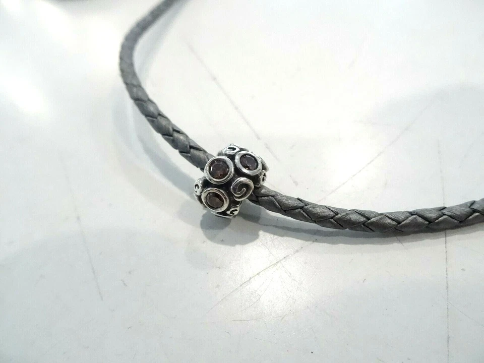 Usado - Pandora Plata Gris Trenzado Doble Cuero Dije Pulsera - 1 Dijes Foto 2 de 4