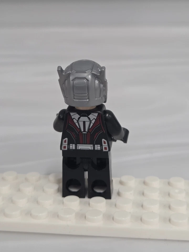 LEGO Super Heroes Ant-Man Minifigure Upgraded Suit Scott Lang Marvel 76109 sh516 - Image 4 of 4