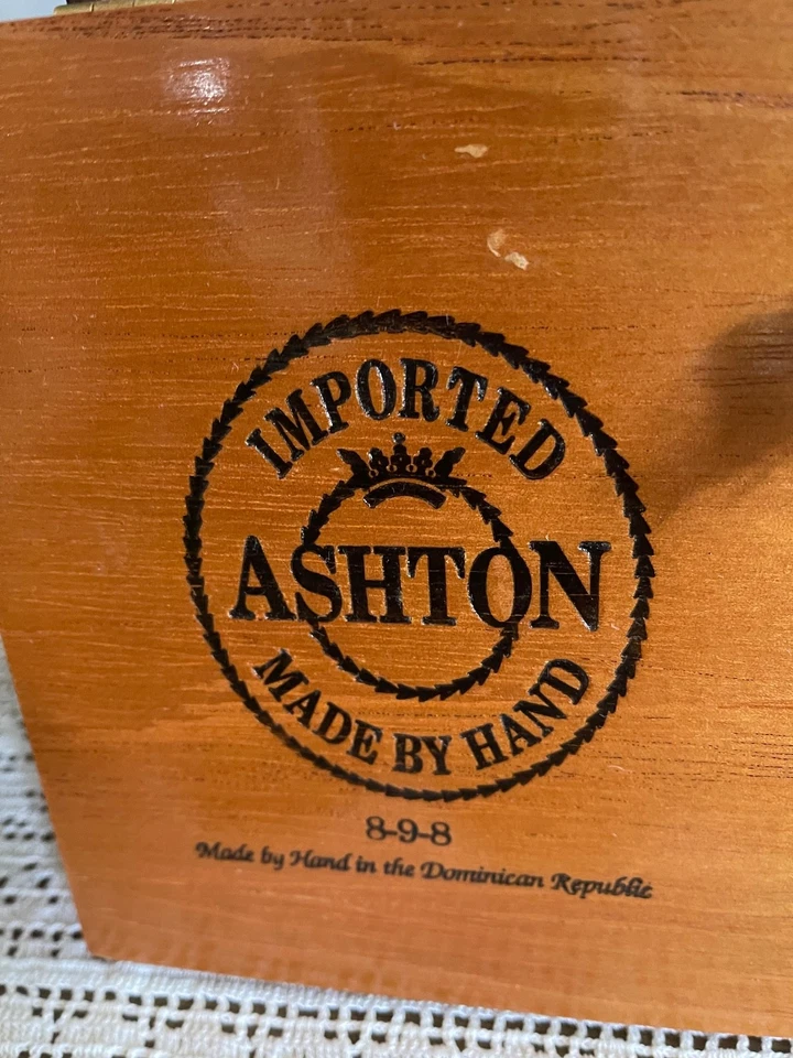 Cartera de caja de cigarros de madera de colección, cigarros Ashton Churchill, mango forrado y con cuentas Foto 3 de 4
