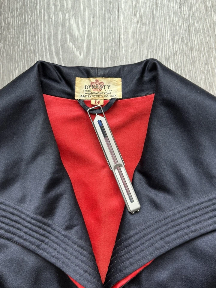 Chaqueta de seda azul marino y roja de Hong Kong de la dinastía rara de los años 60 para mujer tejida con botones rana Foto 3 de 4