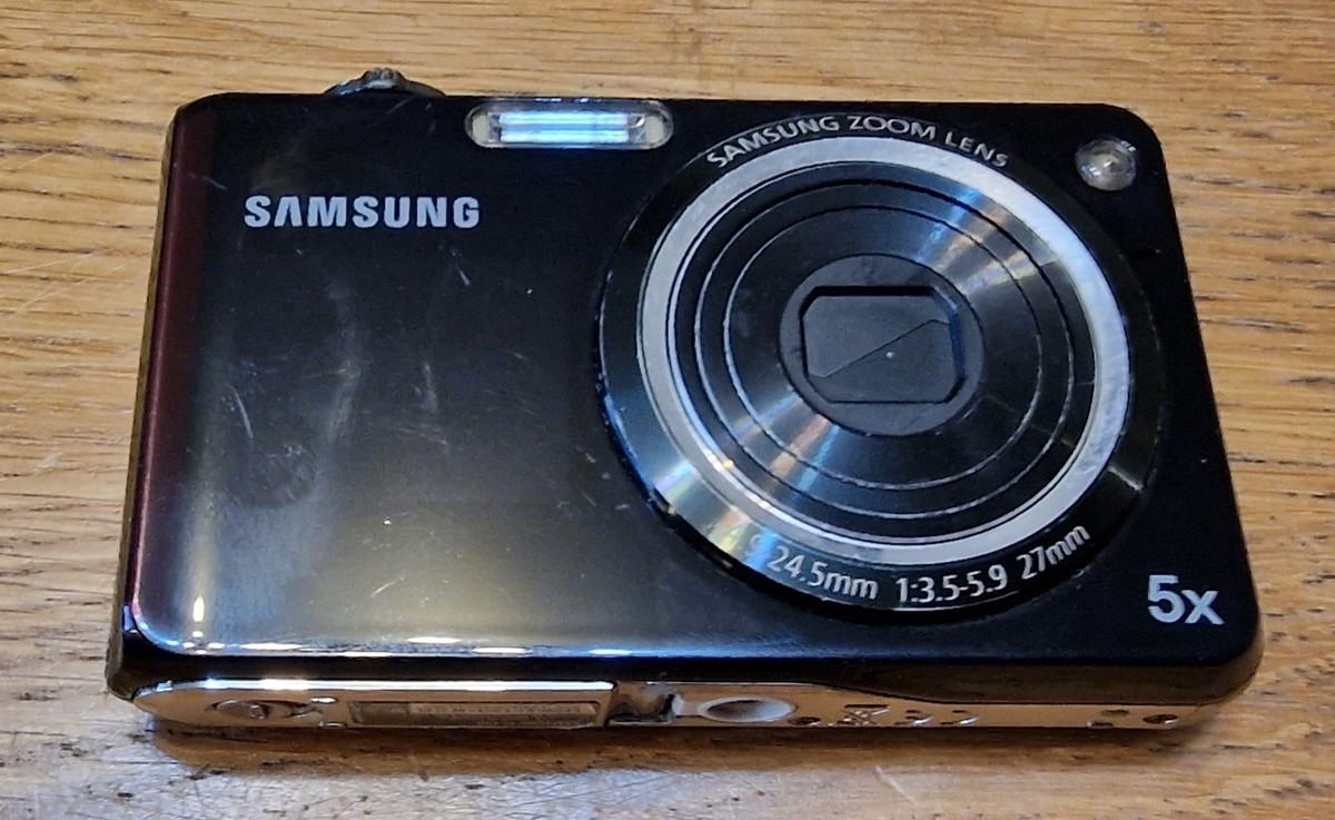Samsung Digital Camera PL150 12.4MP Selfie Screen Charger