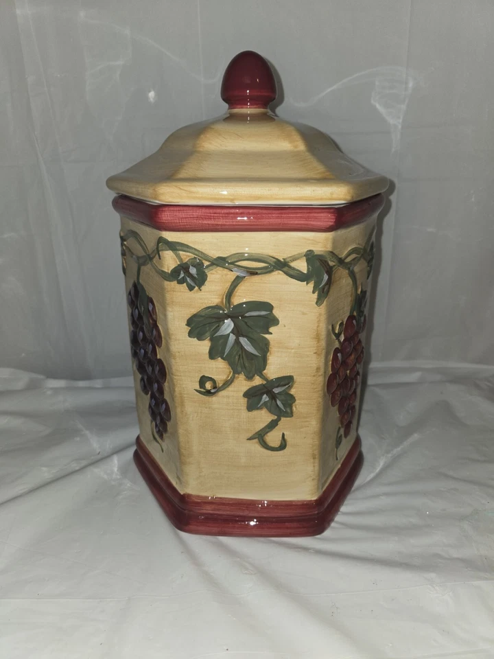 Bote grande de cerámica toscana vintage hecho a mano de Nonni's de uva y enredaderas. Foto 3 de 4