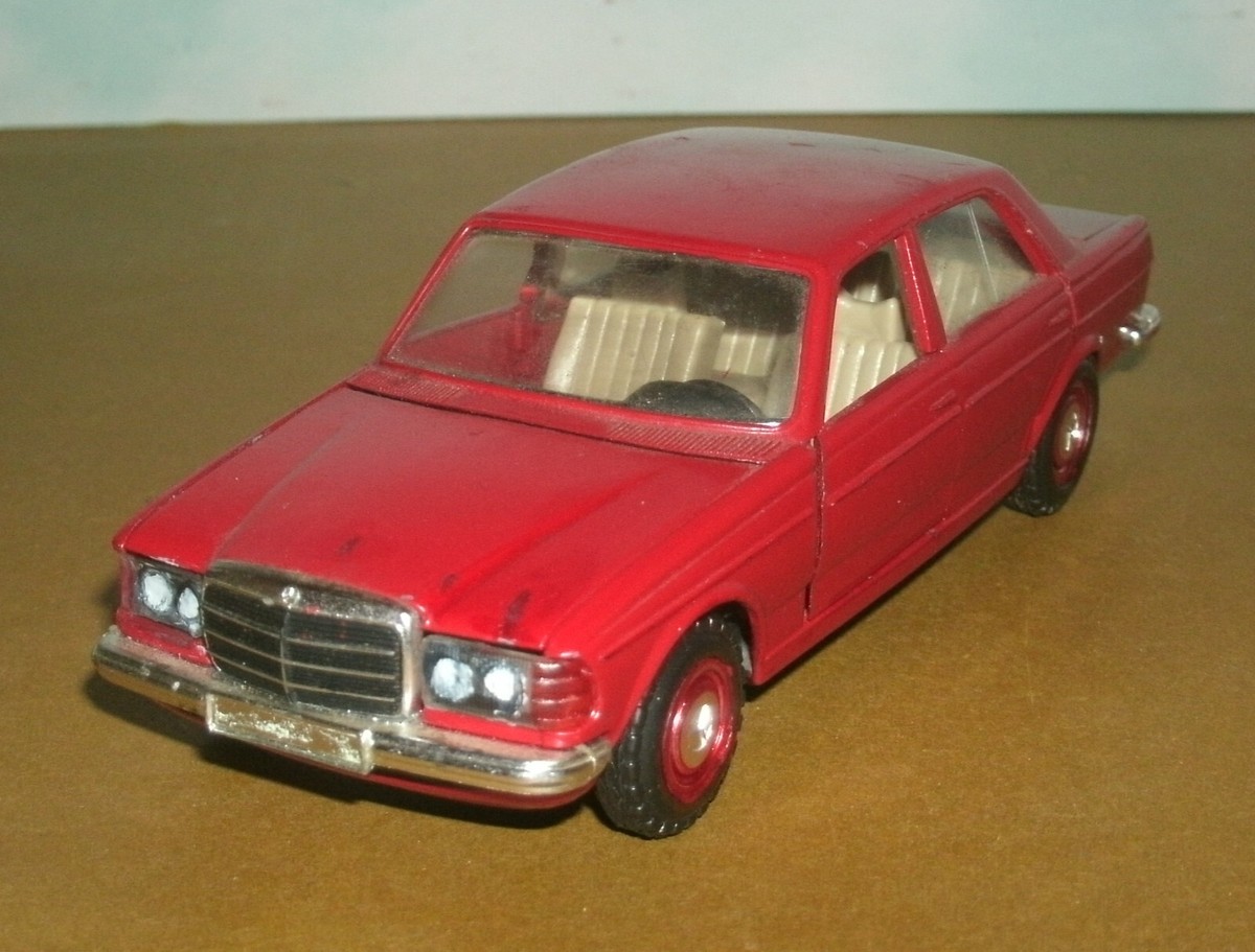 1/35 Scale 1976 Mercedes 200-280E W123 Sedan Diecast Model