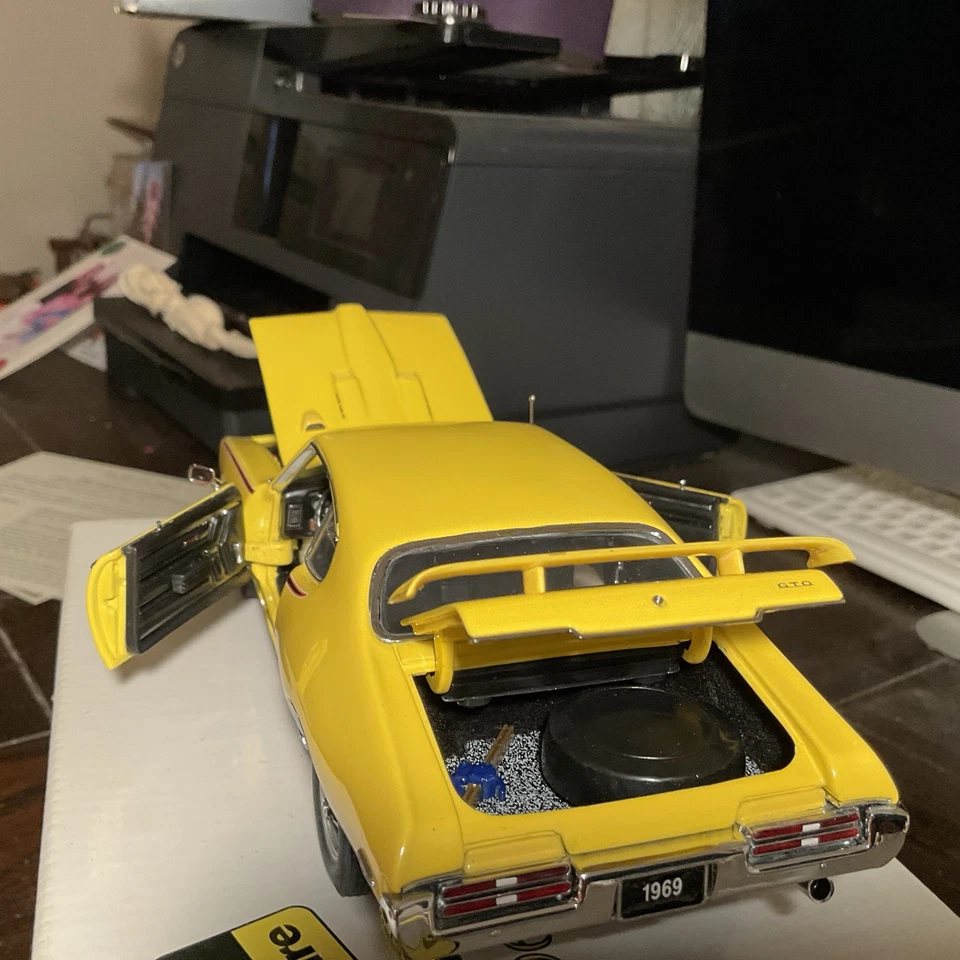 Danbury Mint 1/24 Scale 1969 Pontiac GTO Judge - Image 4 of 4