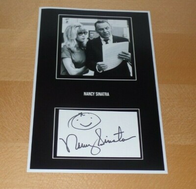 NANCY SINATRA, original signed Photo 20x30 cm (1)