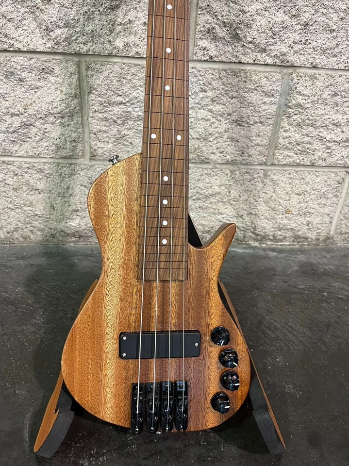 Mini Bajo Eléctrico de Viaje Batking Africano Okoume Cuerpo y Cuello Sin Trastes Foto 3 de 4