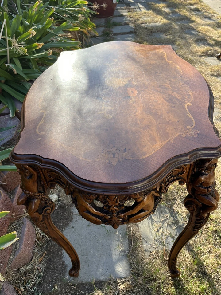 Mesa francesa vintage de nogal tallada en madera de los años 40 con incrustaciones Foto 4 de 4